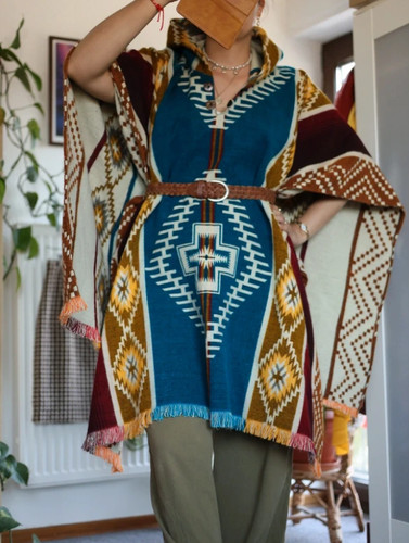 Modischer poncho mit kapuze - poncho,